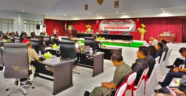 Plt Bupati Sampaikan Realisasi APBD 2025 di Paripurna DPRD Sitaro