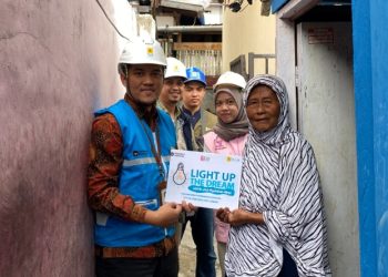 Aksi PLN Luwuk menghadirkan aliran listrik untuk pelanggan. (foto: Humas PLN)