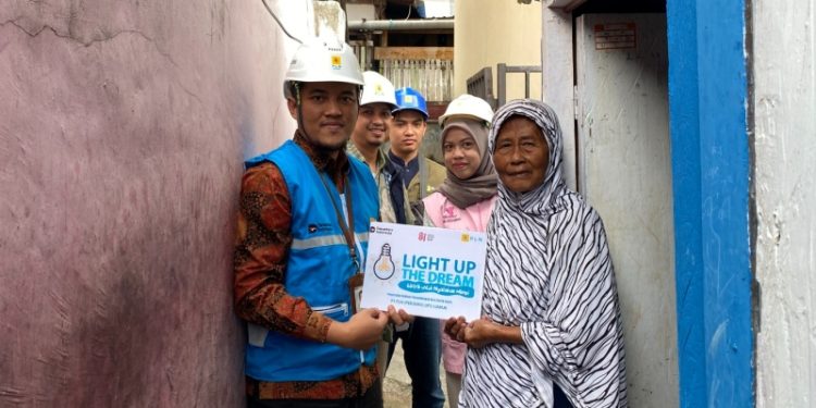 Aksi PLN Luwuk menghadirkan aliran listrik untuk pelanggan. (foto: Humas PLN)