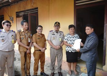 Serahkan Sertifikat PTSL, Makainas: Komitmen Pemerintah Berikan Kepastian Hukum
