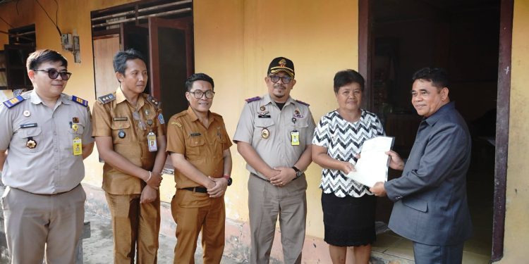Serahkan Sertifikat PTSL, Makainas: Komitmen Pemerintah Berikan Kepastian Hukum