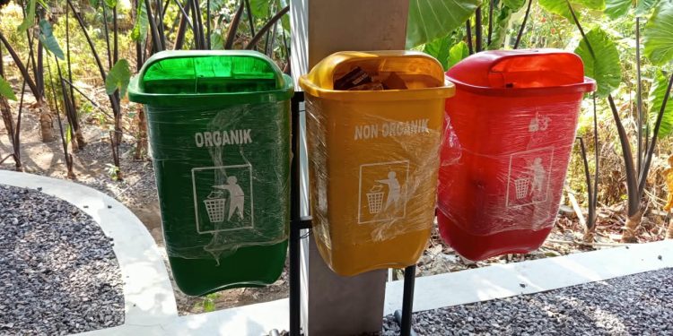 Rancang Bangun Tempat Sampah Elektronik di Ruang Plaza Jurusan Teknik Elektro Polimdo