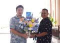 Apresiasi yang diserahkan dalam rangka hari pelanggan nasional. (Foto: Humas PLN)