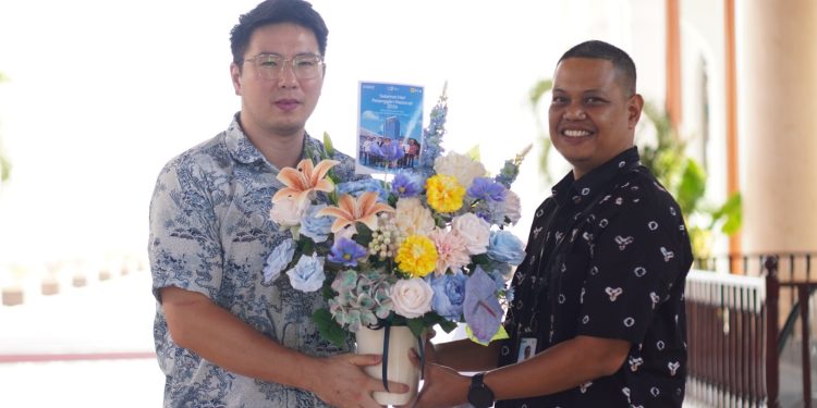 Apresiasi yang diserahkan dalam rangka hari pelanggan nasional. (Foto: Humas PLN)