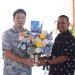 Apresiasi yang diserahkan dalam rangka hari pelanggan nasional. (Foto: Humas PLN)