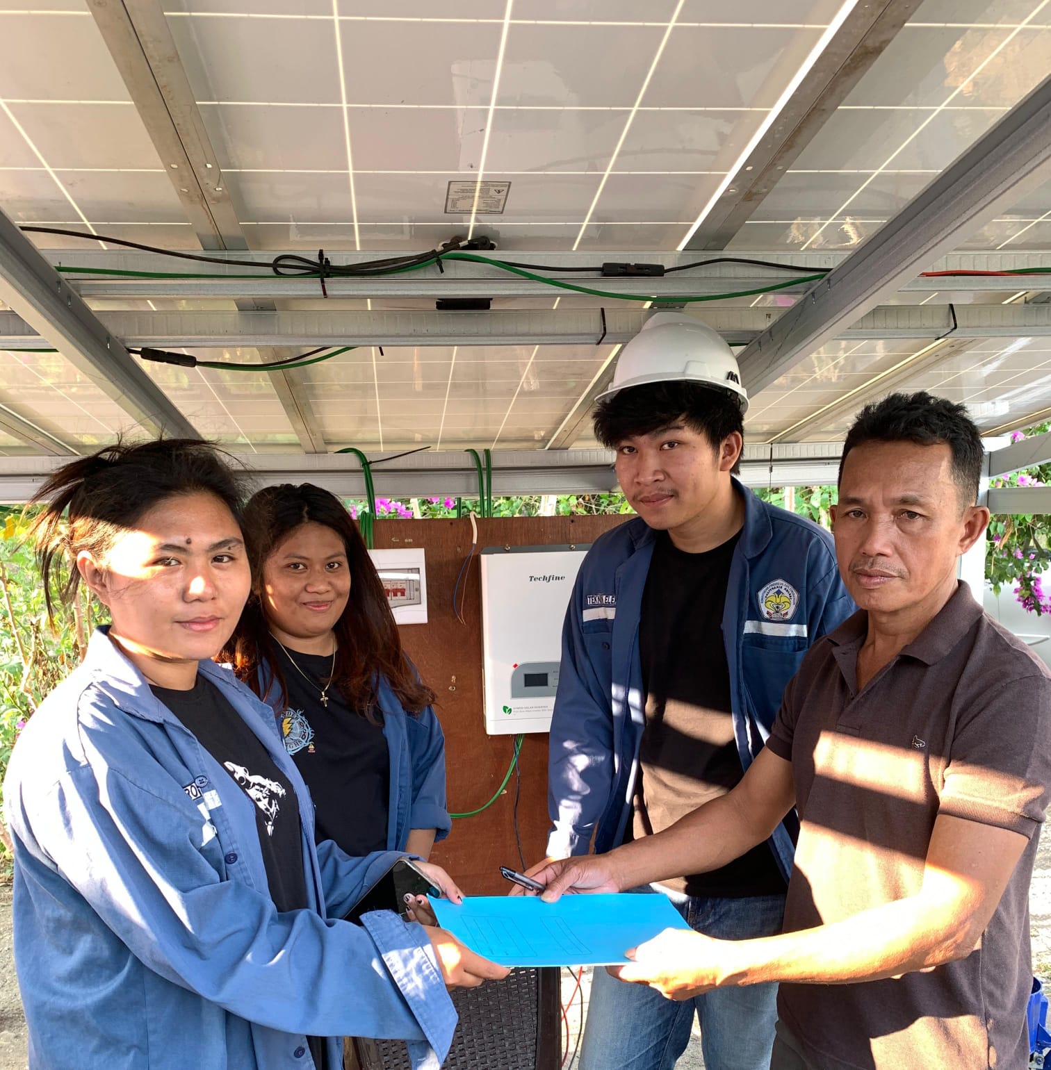 Mahasiswa Jurusan Teknik Elektro Polimdo melakukan Penyerahan dokumen  alat pengelola pakan kepada Mitra. (Foto : istimewa)