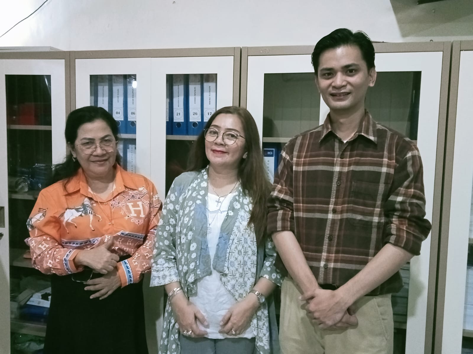 Para pimpinan dan Dosen Jurusan Administrasi Bisnis Polimdo. (foto : Meikel /Barta) 
