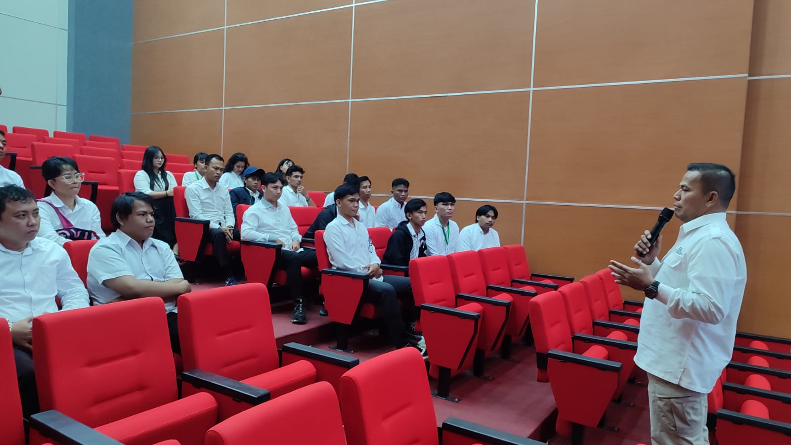 Kepala BP3MI Sulut, AKBP Hendrick Situmorang, SH., S.IK., M.Si saat memberikan pengarahan kepada peserta pelatihan. (foto : Meikel/Barta) 