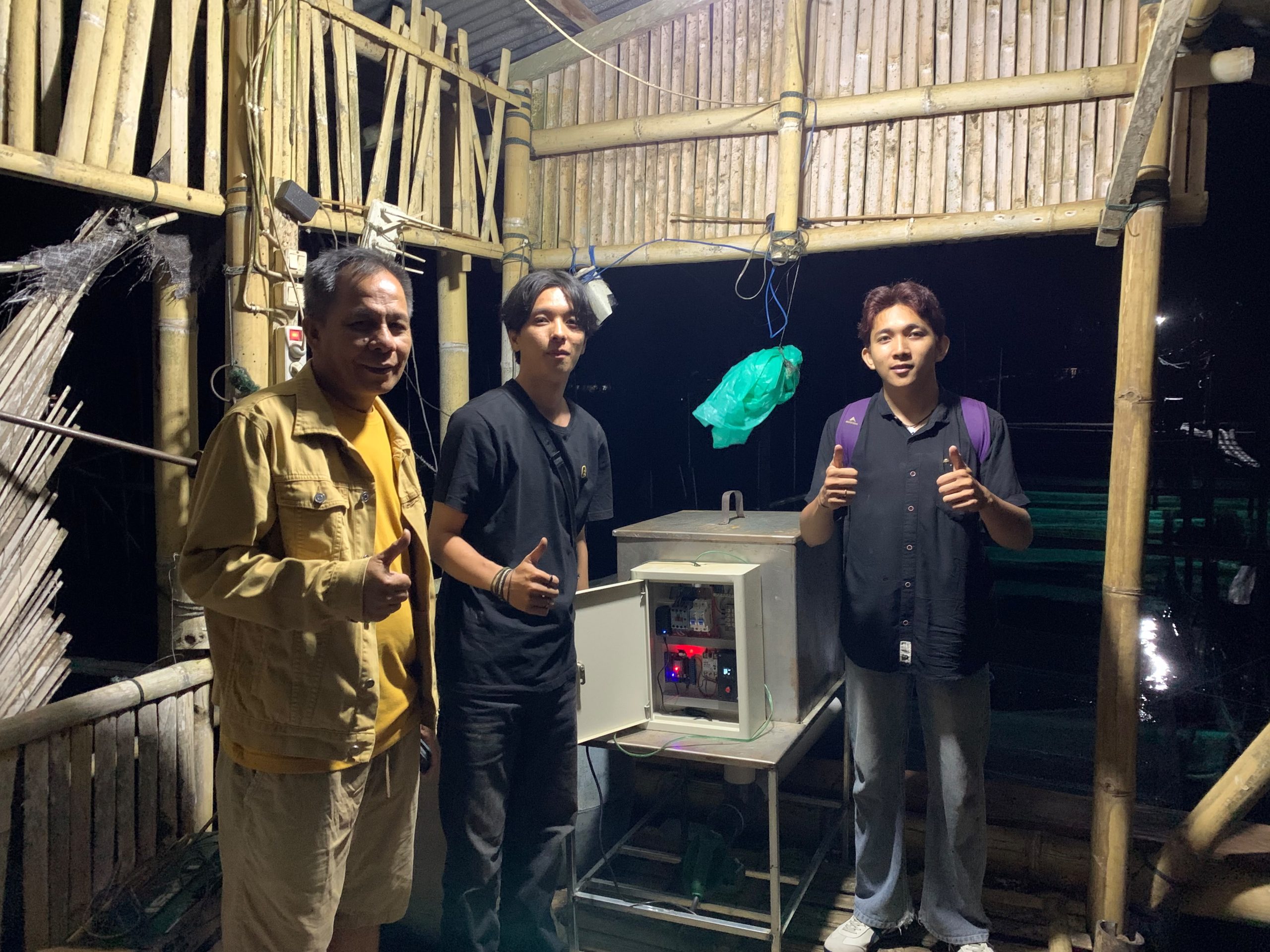 Alvando dan Kristo saat menyerahkan alat kepada Mitra, yakni Bapak Teno Edwin Assa. (foto : istimewa)