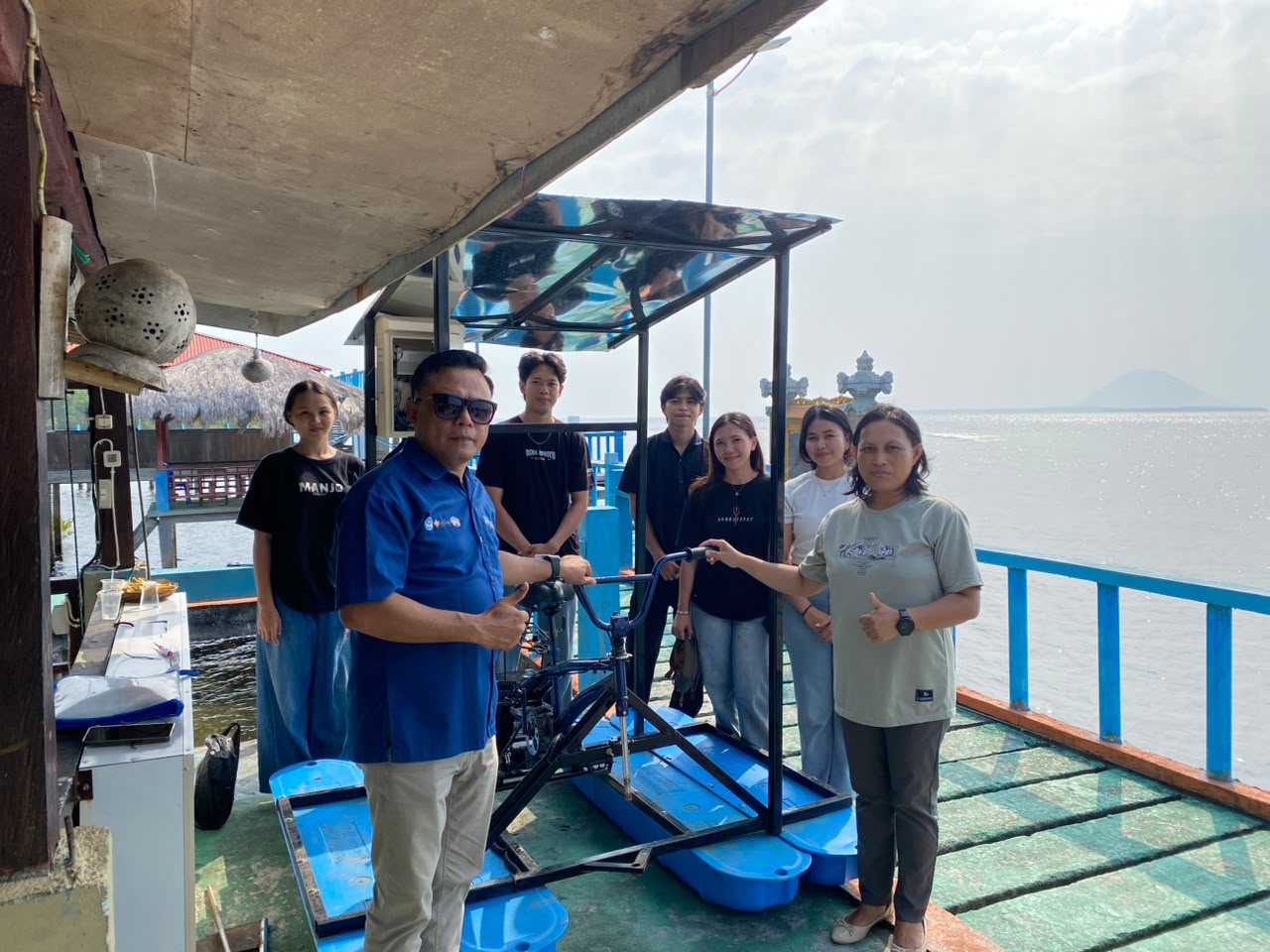 Foto penyerahan alat Wahana Perahu Sepeda Air oleh Ketua Jurusan Elektro Polimdo Marson Budiman beserta mahasiswa kepada Mitra. (Foto : istimewa)