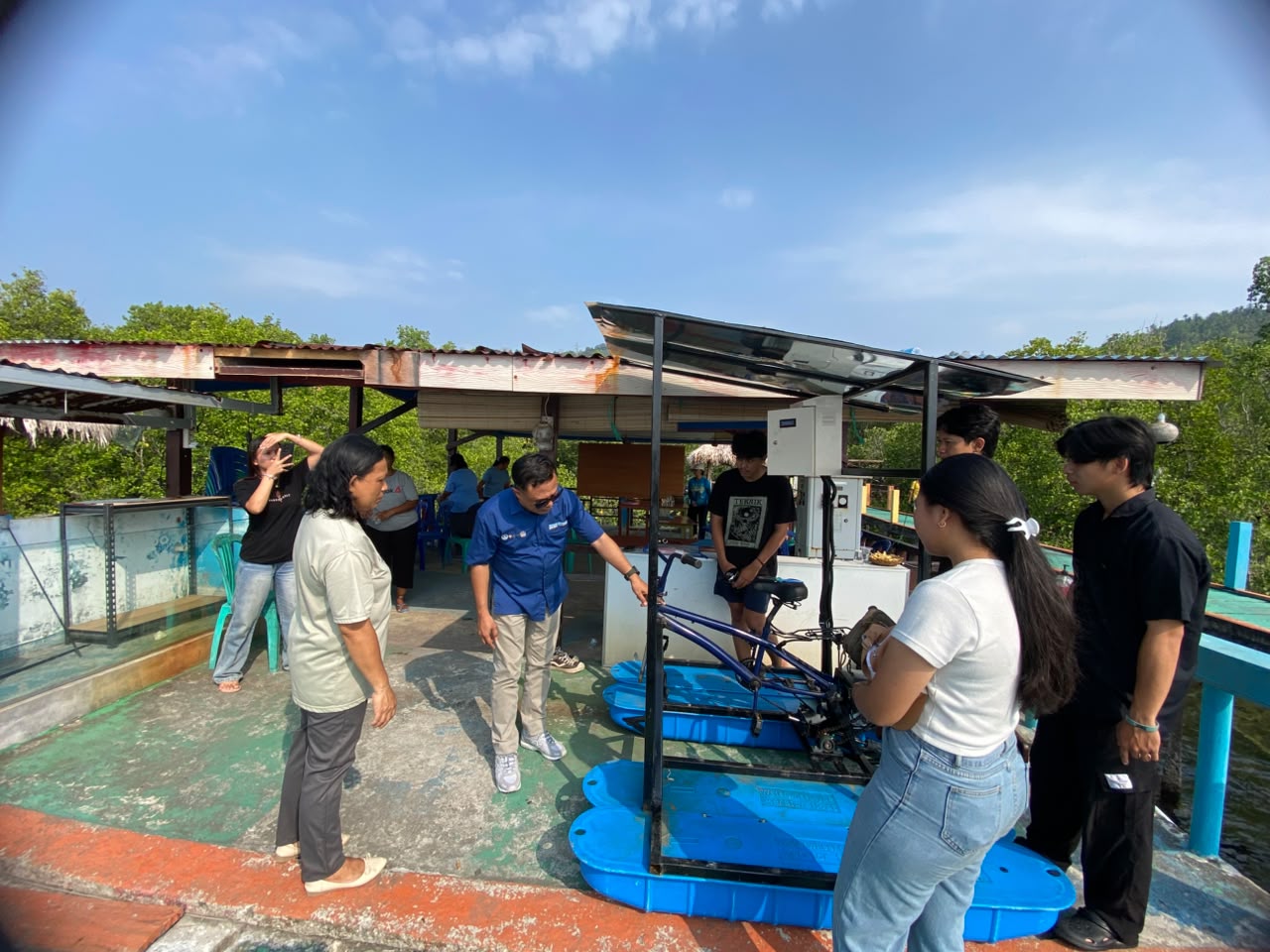 Proses penjelasan Wahana Perahu Sepeda Air oleh Ketua Jurusan Marosn Budiman dan Mahasiswa Jurusan Teknik Elektro Polimdo kepada Mitra. (Foto : Istimewa) 
