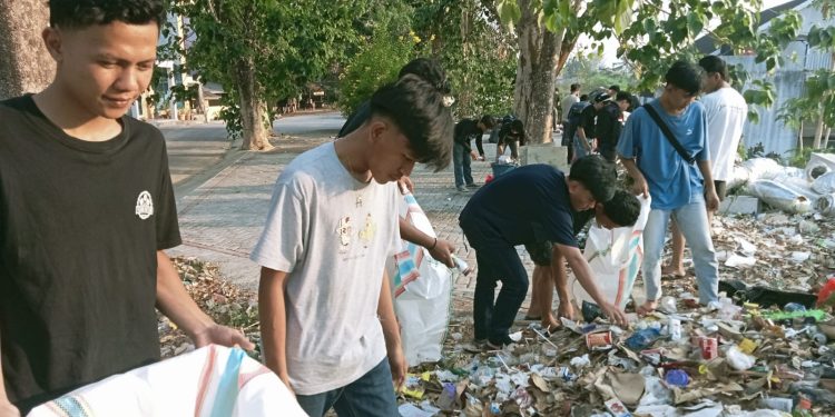 Tumpukan Sampah di Kampus Polimdo Disorot, Pencinta Alam Bergerak Bersihkan Lingkungan