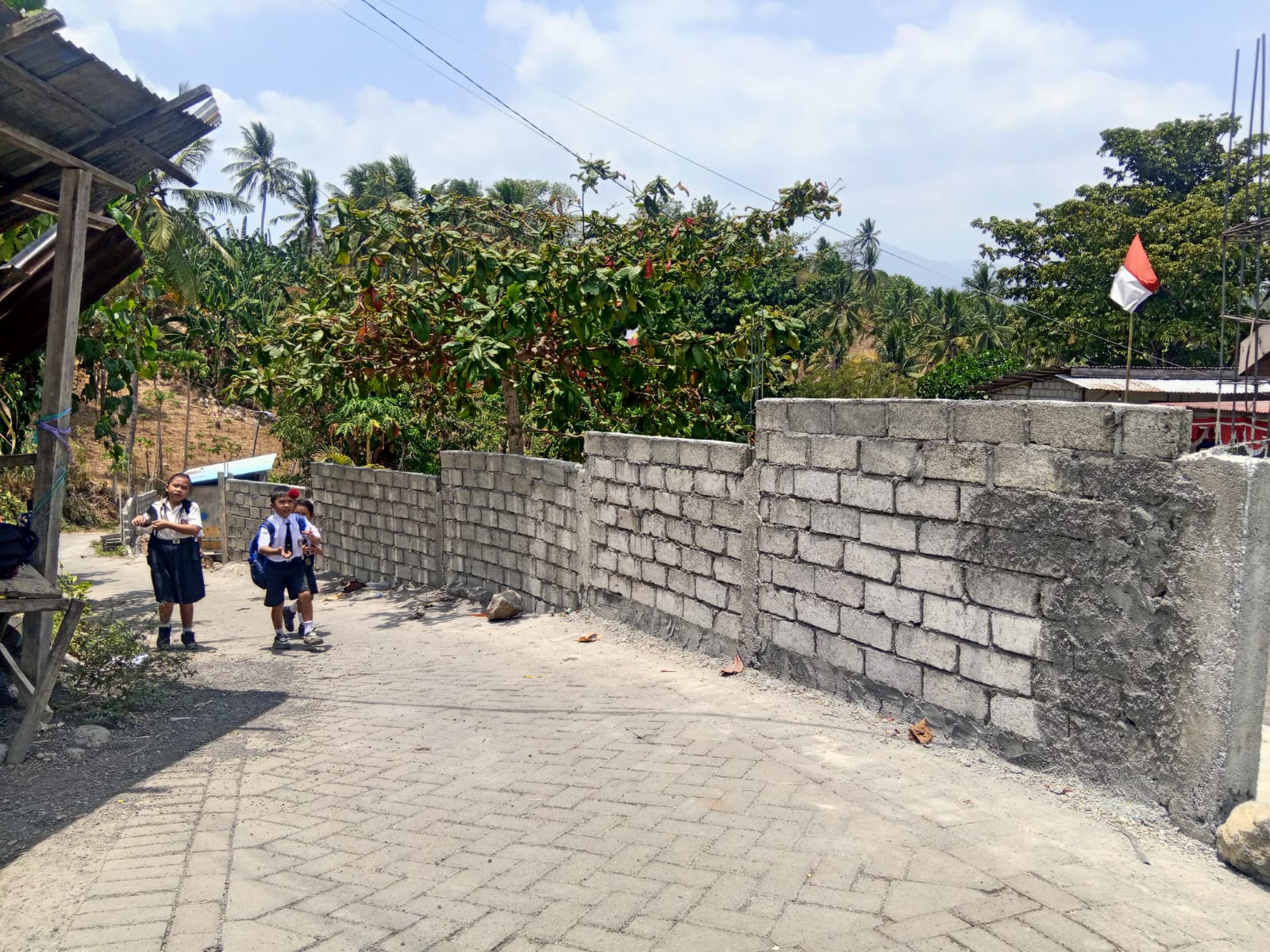 Kondisi saat ini Pagar Beton yang ada di SD Victory, yang masih dalam proses pengerjaan. (foto : istimewa) 