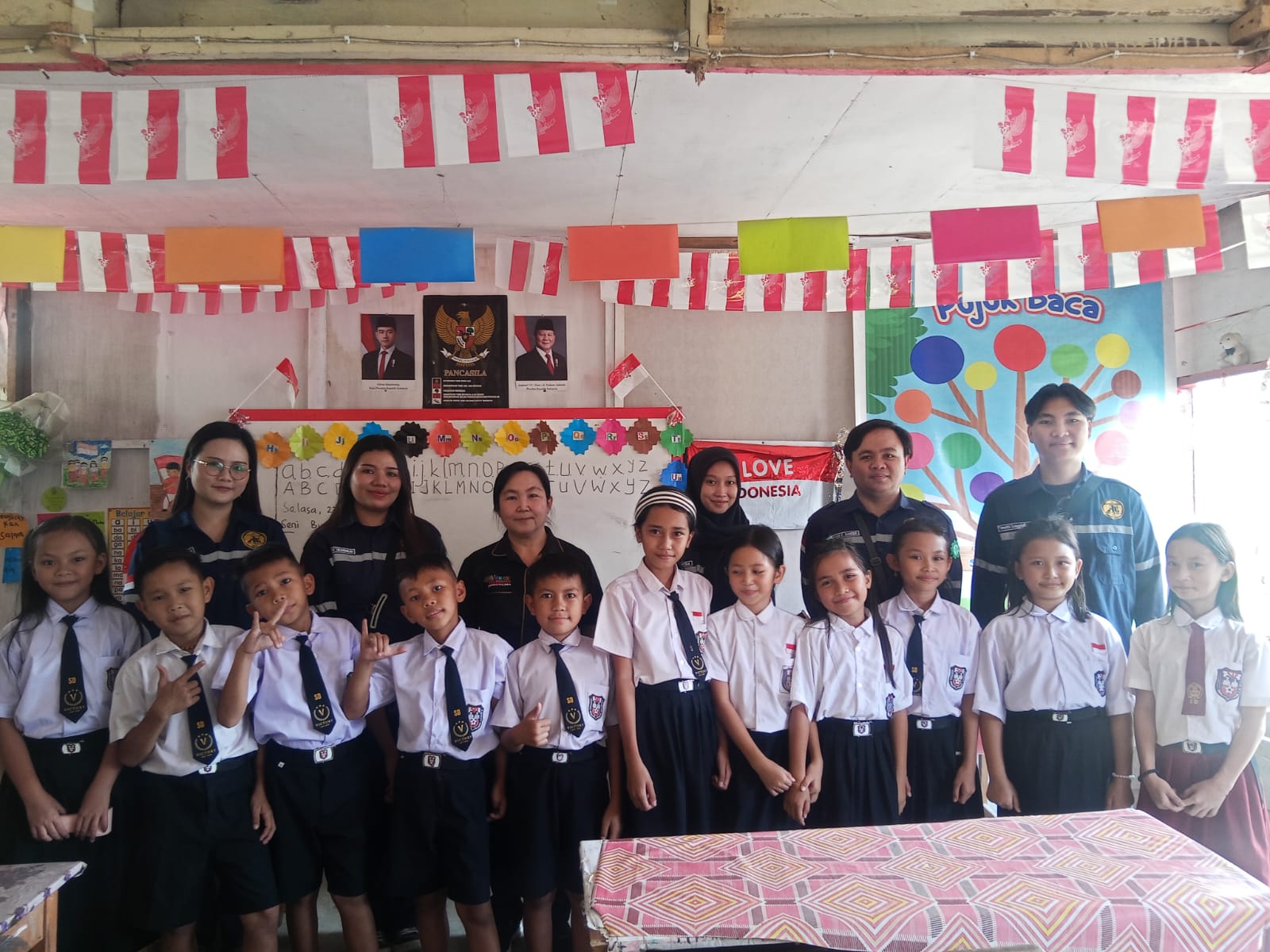 Mahasiswa Teknik Sipil bersama para siswa SD Victory. (foto : istimewa)