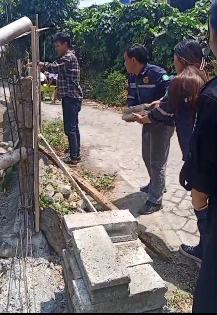 Proses mahasiswa Jurusan Teknik Sipil melakukan pemasangan Batako untuk pembuatan pagar beton di SD Victory. (foto : istimewa) 