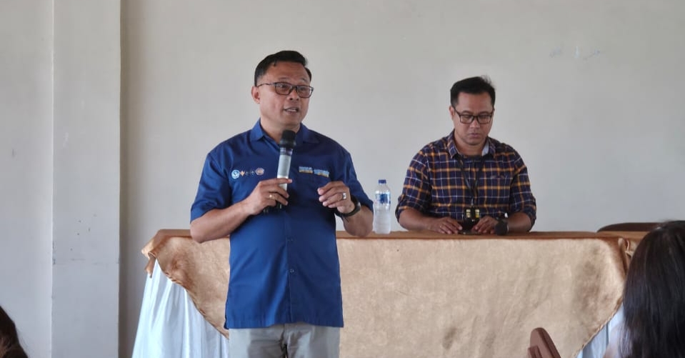 Kajur Teknik Elektro Polimdo, Marson Budiman, SST., MM saat memberikan pelatihan kepada Koperasi Petani Minahasa Utara. (foto : istimewa)