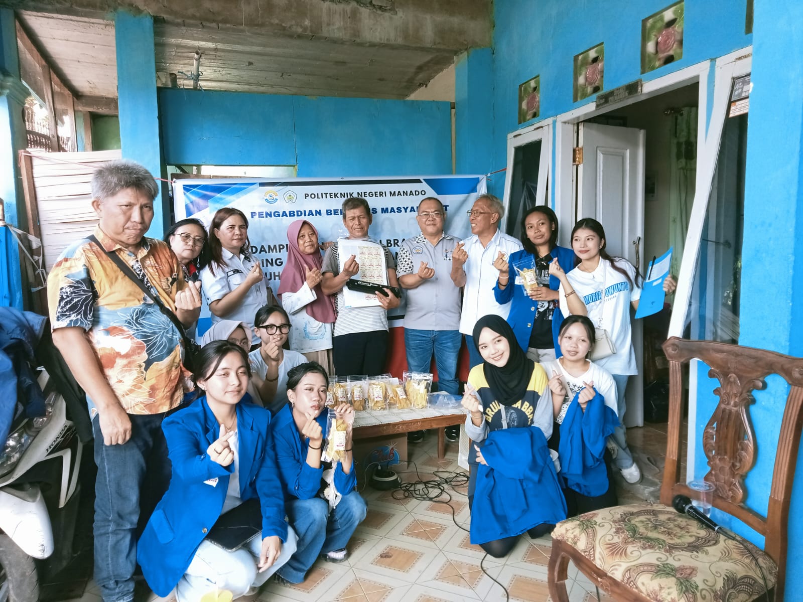 Tim Pengabdian Berbasis Masyarakat Polimdo berkunjung ke rumah distribusi Kripik Bapak Danu, serta membangikan pengetahuan dan pelatihan (foto : Meikel/Barta) 