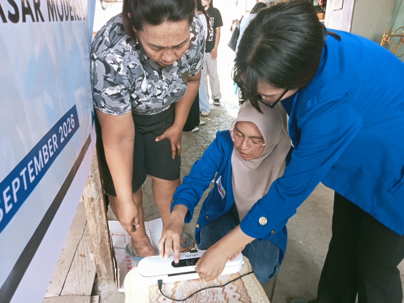 Memberikan contoh praktek penggunaan alat Vac uum Sealer kepada mitra oleh Mahasiswa Polimdo. (foto : istimewa)