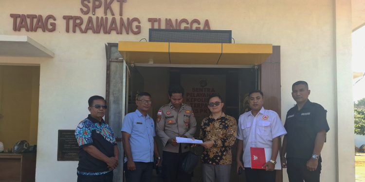 Kuasa hukum, Kabag Hukum dan Stafsus Bidang Hukum menyerahkan laporan pengaduan di SPKT Polres Kepulauan Talaud.