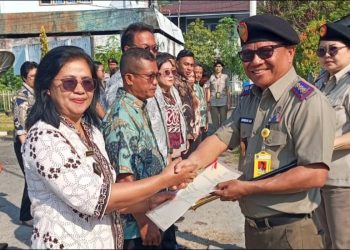Foto: Kepala Kantor Pertanahan Sangihe menyerahkan secara simbolis 15 sertipikat elektronik kepada masyarakat Desa Mala dan Desa Kalekube, Kecamatan Tabukan Utara. (Dok. Istimewa)