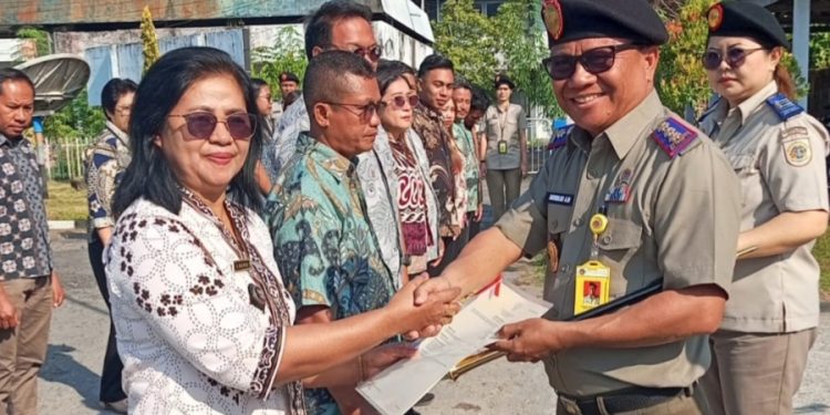 Foto: Kepala Kantor Pertanahan Sangihe menyerahkan secara simbolis 15 sertipikat elektronik kepada masyarakat Desa Mala dan Desa Kalekube, Kecamatan Tabukan Utara. (Dok. Istimewa)