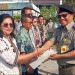 Foto: Kepala Kantor Pertanahan Sangihe menyerahkan secara simbolis 15 sertipikat elektronik kepada masyarakat Desa Mala dan Desa Kalekube, Kecamatan Tabukan Utara. (Dok. Istimewa)
