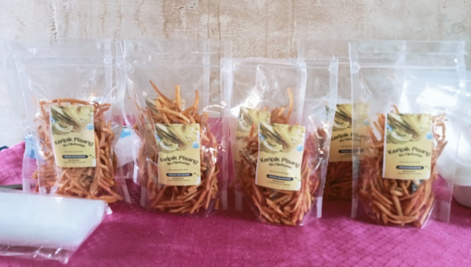 Hasil dari Praktik Packaging produk kripik pisang oleh Dosen dan Mahasiswa Jurusan Administrasi Bisnis bersama mitra UMKM. (foto : Meikel/Barta)