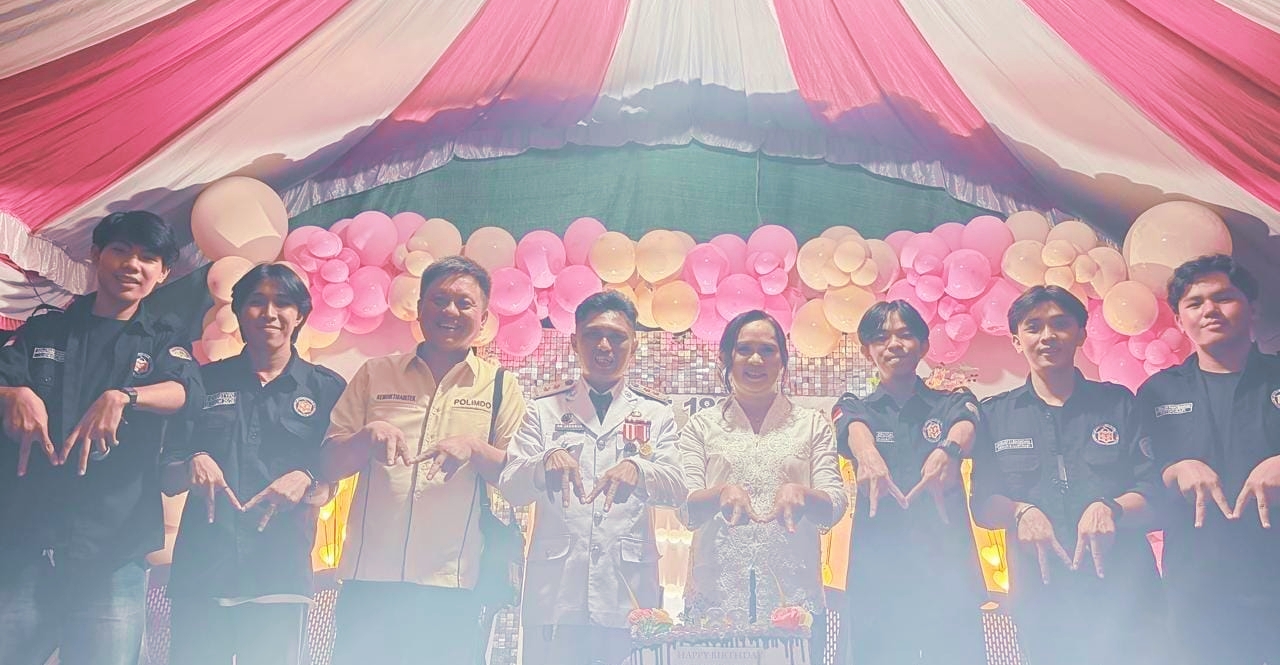 Tim Pengabdian Polimdo bersama Hukum Tua Darunu. (foto : istimewa)