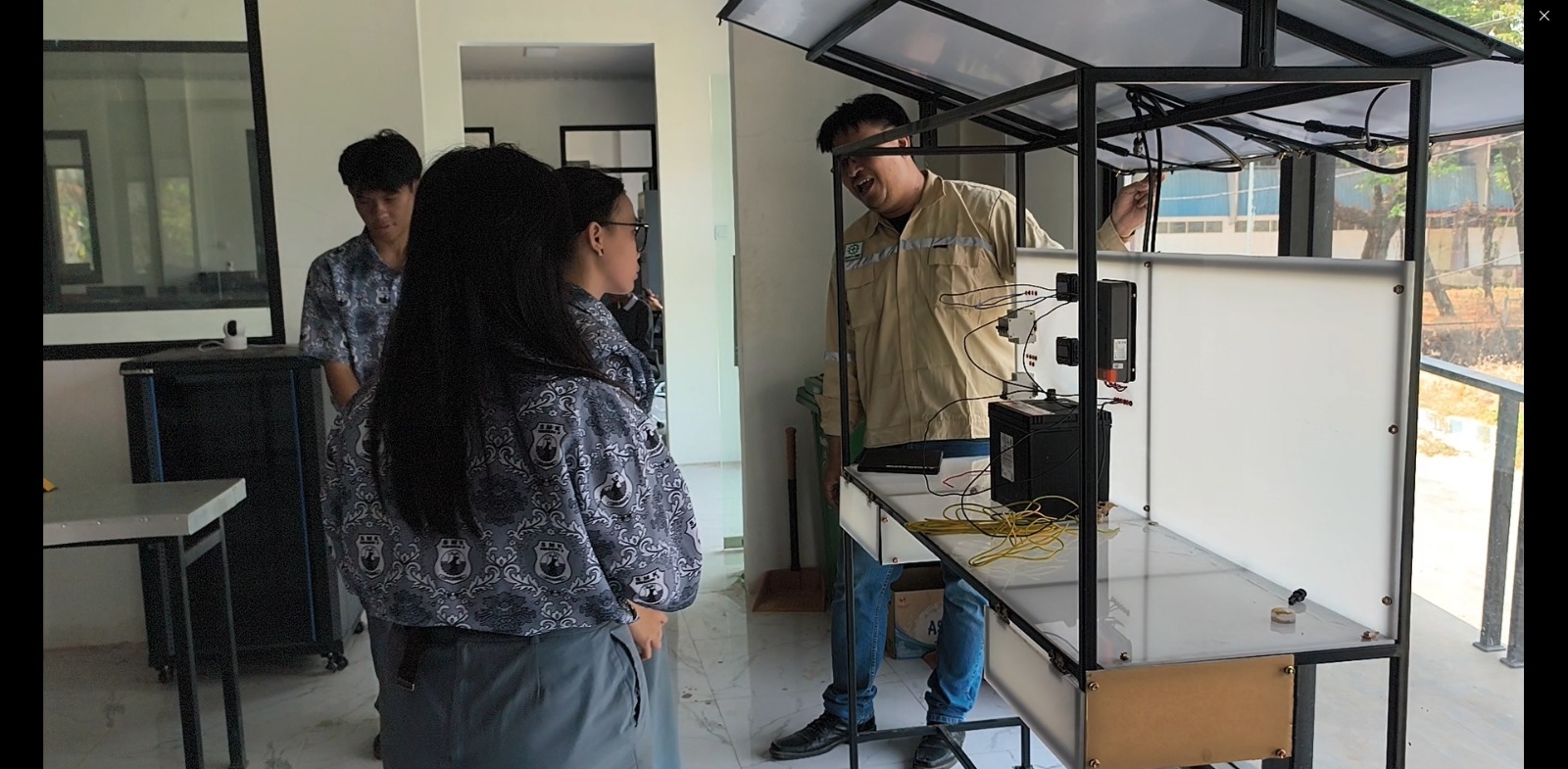 Saat Ketua Pengabdian, Maruto Swatara Loegimin menjelaskan tentang alat Trainer Kit Solar Panel 300WP kepada siswa dan guru. (foto : Istimewa)