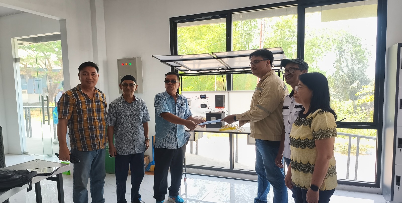 Dokumentasi penyerahan Trainer Kit Solar Panel Oleh Tim Pengabdian Polimdo kepada Pihak SMK Negeri 2 Manado. (Foto : istimewa)