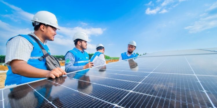 Ilustrasi personel PLN sedang melakukan inspeksi panel surya PLTS. (foto: Humas PLN)