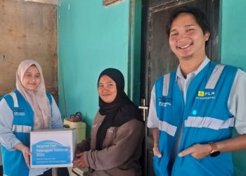 Kejutan PLN Gorontalo langsung menyapa dan menemui pelanggan di rumah mereka. (foto: Humas PLN)