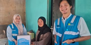 Kejutan PLN Gorontalo langsung menyapa dan menemui pelanggan di rumah mereka. (foto: Humas PLN)