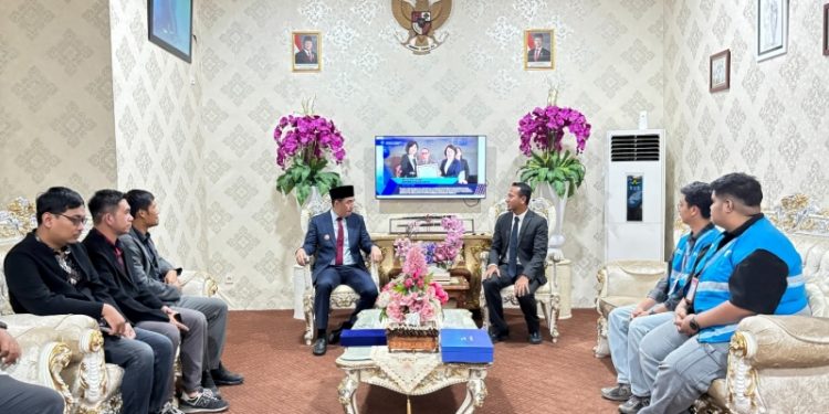 Manajemen PLN Tahuna menemui kepala daerah dalam rangkaian Hari Pelanggan Nasional 2026. (foto: Humas PLN)