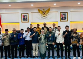PLN membangun kolaborasi strategis lokasi Program Listrik Desa atau Lisdes di Ruang Rapat Kantor Gubernur Sulteng. (foto: Humas PLN)