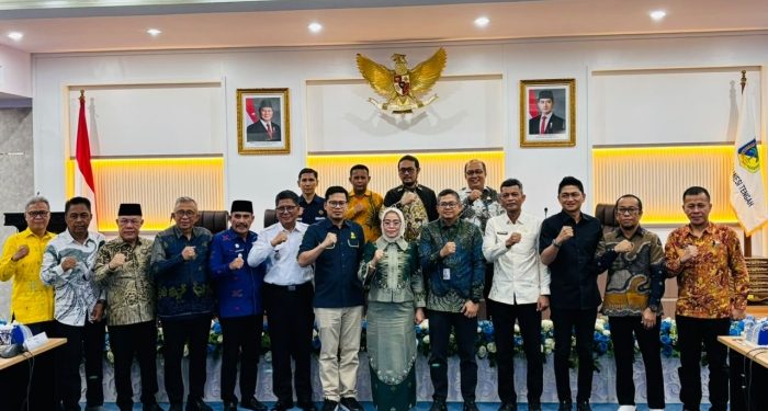 PLN membangun kolaborasi strategis lokasi Program Listrik Desa atau Lisdes di Ruang Rapat Kantor Gubernur Sulteng. (foto: Humas PLN)