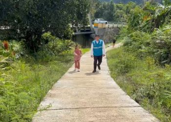 PLN mendukung pembangunan Jalan Usaha Tani di Desa Cempaka Putih. (foto: Humas PLN)