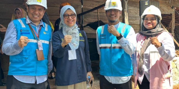 Pelaksanaan program program Bantuan Pasang Baru Listrik di Kota Palu. (foto: Humas PLN)