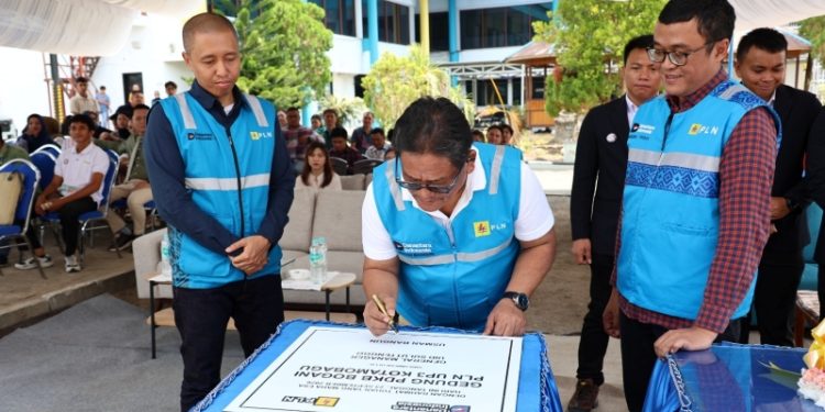 Penandatanganan prasasti peresmian Gedung PDKB Bogani. (foto: Humas PLN)