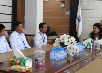 Pertemuan Manager PLN UP3 Tahuna Eko Yuwono dan Wakil Bupati Kepulauan Talaud Anisya Gretsya Bambungan. (foto: Humas PLN)