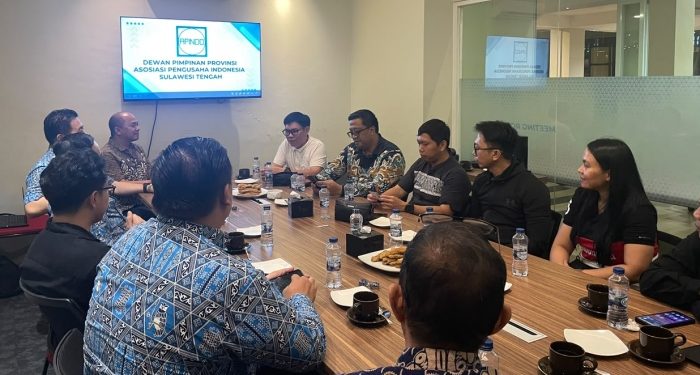 Pertemuan antara PT PLN (Persero) UID Suluttenggo bersama Dewan Pimpinan Provinsi Asosiasi Pengusaha Indonesia (DPP APINDO) Sulawesi Tengah. (foto: Humas PLN)
