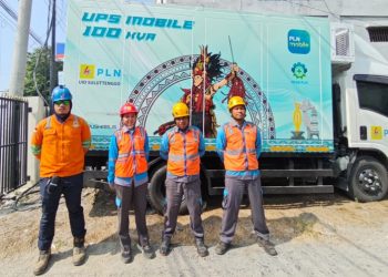 Petugas PLN mengawal pasokan listrik di momen Giat Hari Cinta Laut. (foto: Humas PLN)