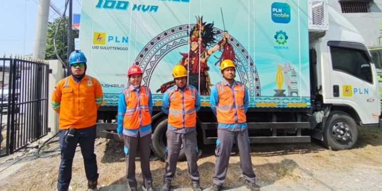 Petugas PLN mengawal pasokan listrik di momen Giat Hari Cinta Laut. (foto: Humas PLN)