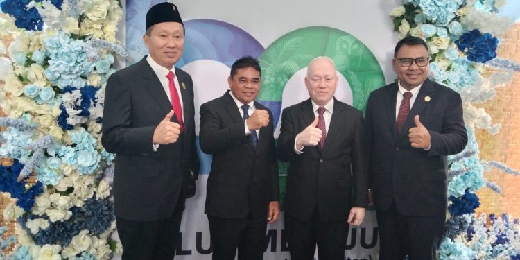 Momen Kebersamaan Plt Bupati dan Tokoh-Tokoh Sitaro Berbaur di Paripurna HUT Provinsi