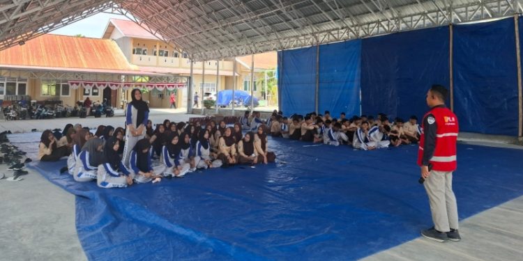 Proses edukasi kelistrikan yang dilakukan PLN untuk siswa-siswi MAN 1 Banggai. (foto: Humas PLN)