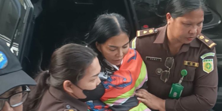 VAP dikawal tim tangkap buron Kejati Sulut. (foto: Tribunmanado)