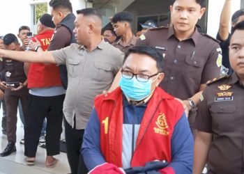 Foto: Dua tersangka korupsi Kejari Sangihe dibawa menuju Lapas Tahuna usai penetapan tersangka. (Dok. Istimewa)
