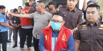 Foto: Dua tersangka korupsi Kejari Sangihe dibawa menuju Lapas Tahuna usai penetapan tersangka. (Dok. Istimewa)