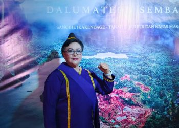 Foto: Inisiator Save Sangihe Island, Jull Takaliuang mengenakan baju adat Kepulauan Sangihe. (Dok. Rendy/Barta1)