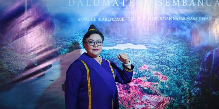 Foto: Inisiator Save Sangihe Island, Jull Takaliuang mengenakan baju adat Kepulauan Sangihe. (Dok. Rendy/Barta1)